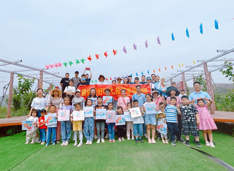 中建科工石家庄国际会展中心开展儿童节游玩采摘活动
